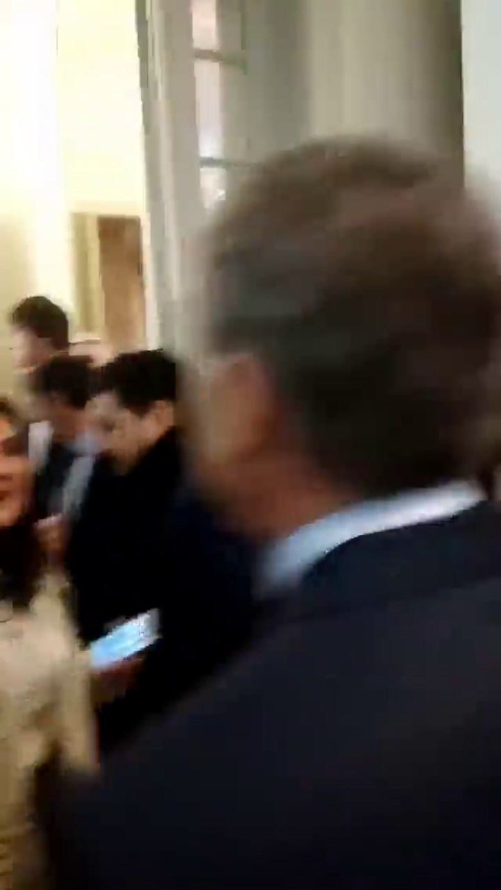 Así le entregaban a Macri el pañuelo verde del aborto legal, seguro y gratuito - Fuente: Twitter