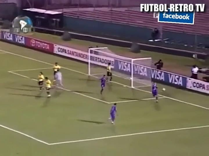 El gol de Mora a Boca con la camiseta de Defensor Sporting - Fuente: YouTube