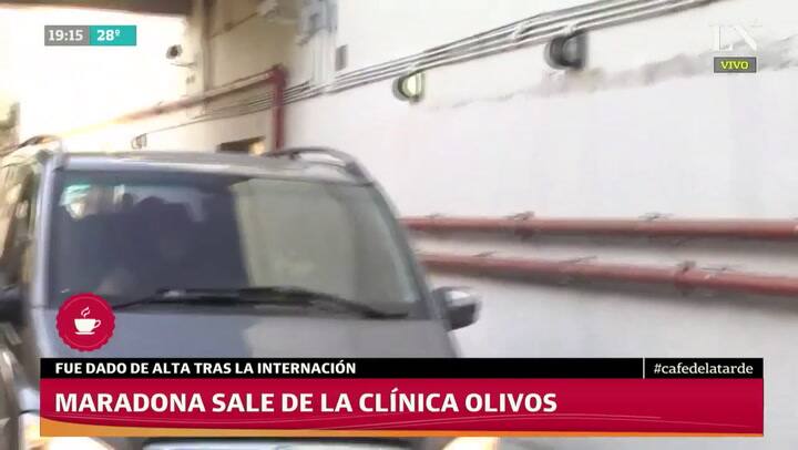 Maradona saliendo de la Clínica Olivos; dado de alta