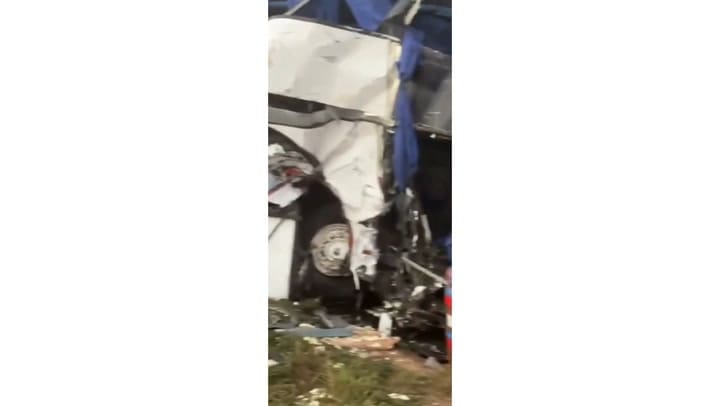 Violento choque entre un camión y un colectivo en la ruta 3: hay cuatro muertos