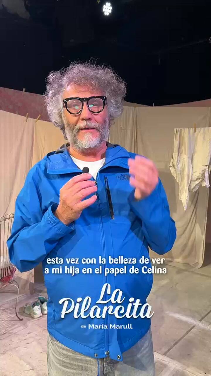 Fito Páez junto a su hija Margarita en el teatro