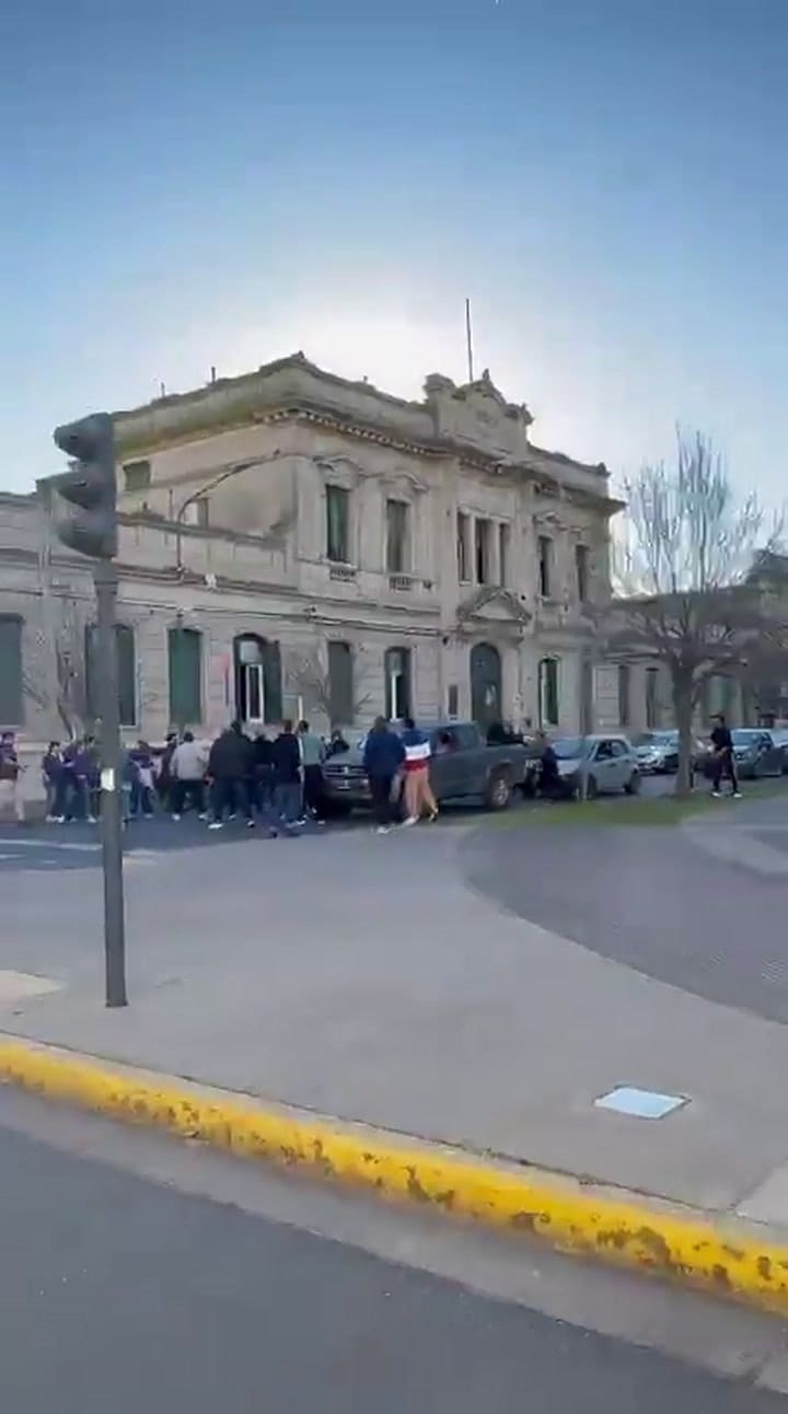 Militantes de La Libertad Avanza y kirchneristas se enfrentaron en la previa del acto de Milei