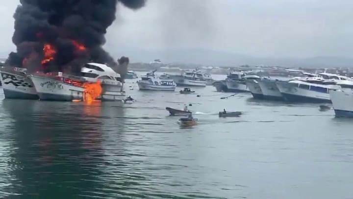 Incendio múltiple de embarcaciones pesqueras deja dos heridos en el suroeste de Ecuador