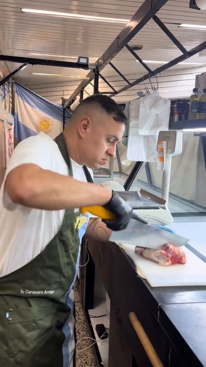 Un carnicero mostró el "engaño" de la carne picada