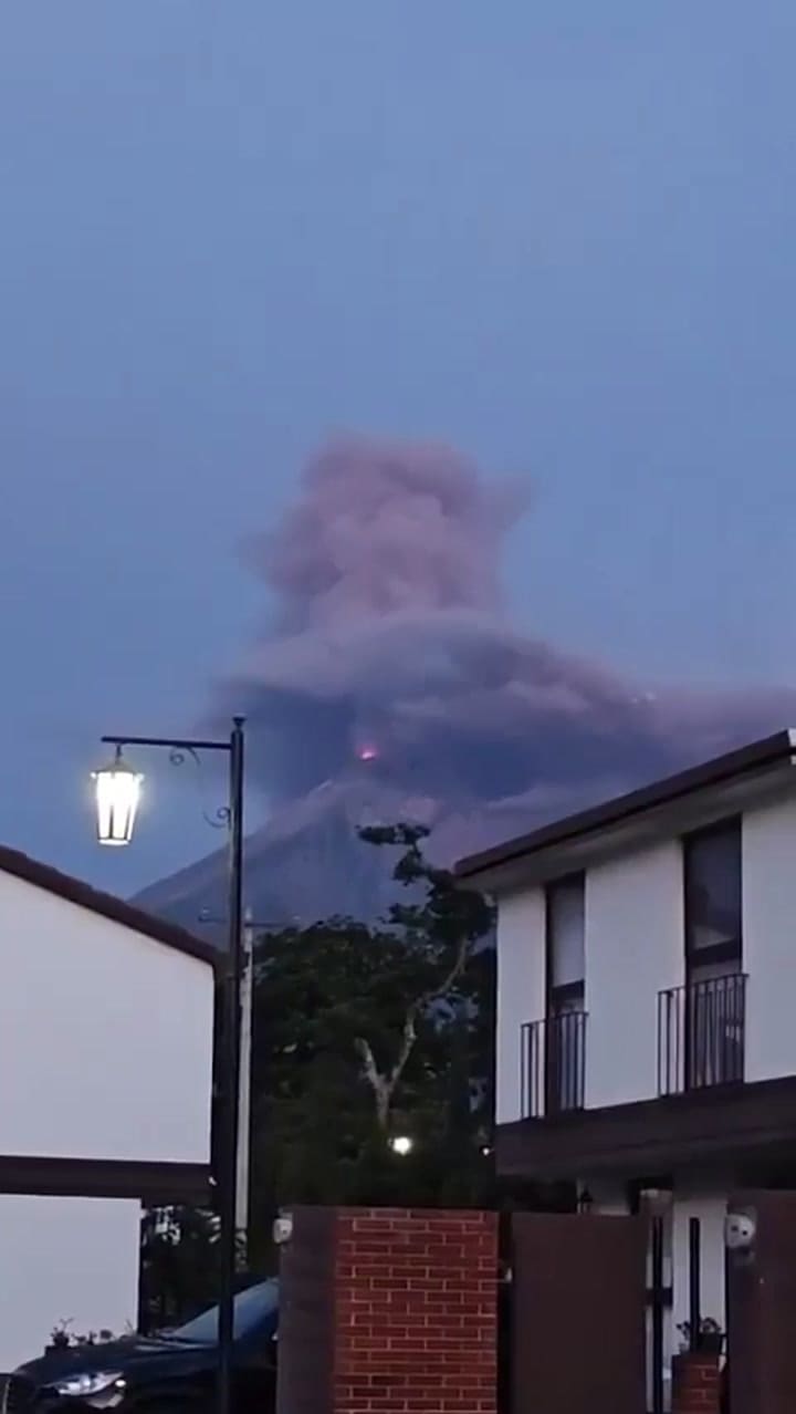 La erupción fue captada desde diversos ángulos