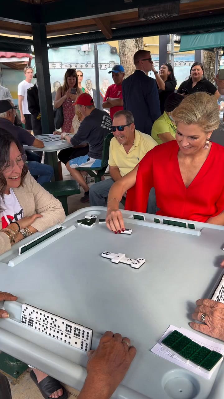 En el barrio Pequeña Habana, de Miami, el Rey y la Reina se animaron a un partido de dominó con los locales