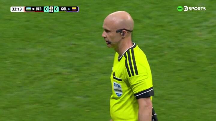 El duro golpe de un jugador de Uzbekistán contra un camarógrafo