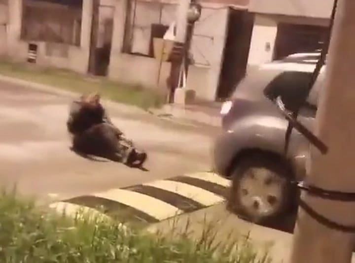 Un hombre acusado de robarle a una mujer fue atado y arrastrado por vecinos en una camioneta