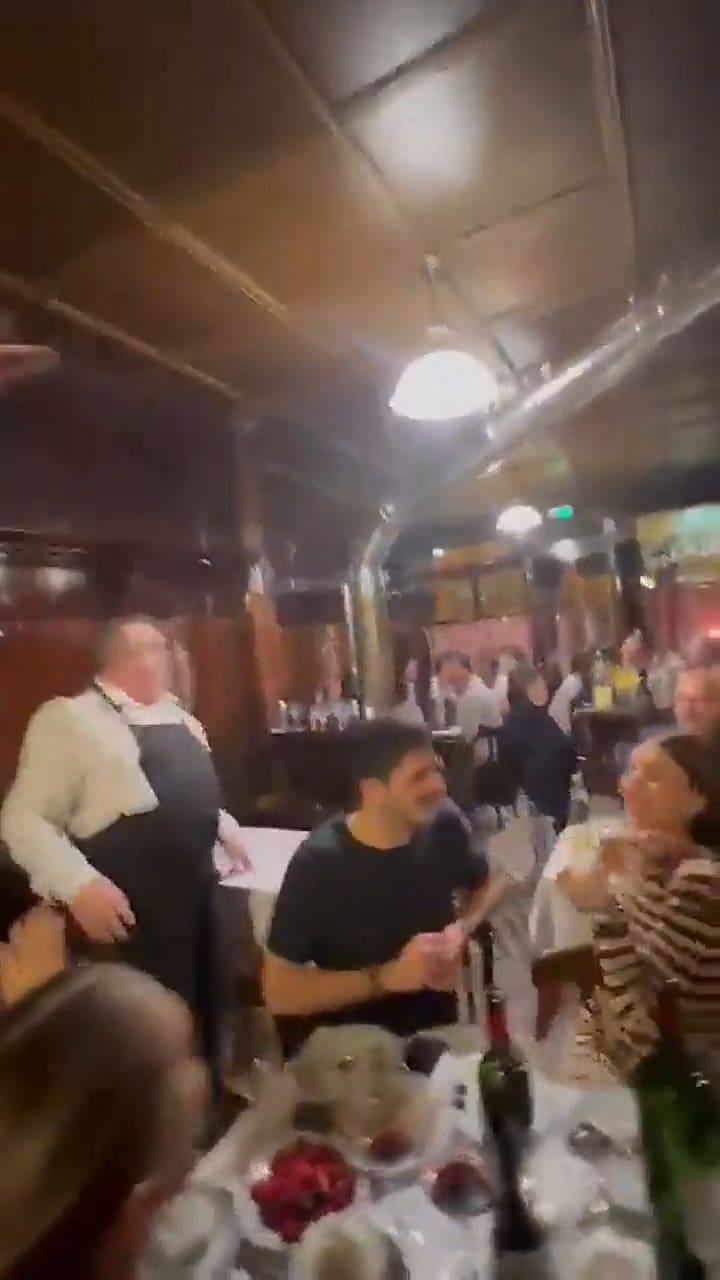 Roger Federer fue sorprendido por un fanático en un restaurante