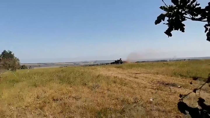 El momento en que un tanque ruso T-72 es sorprendido y destrozado por un poderoso misil