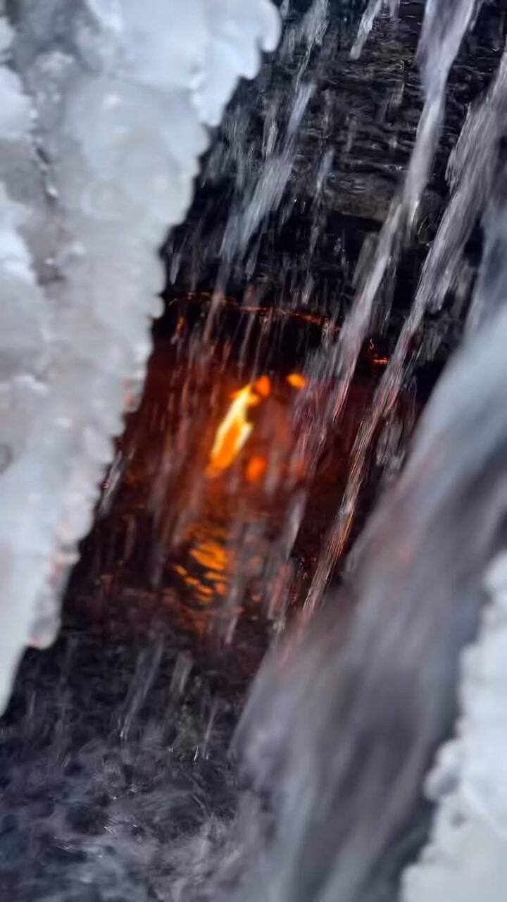 Un usuario de Instagram halló una llama eterna dentro de una cascada