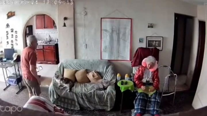 El momento en que la pareja se agarro de las manos frente al sismo