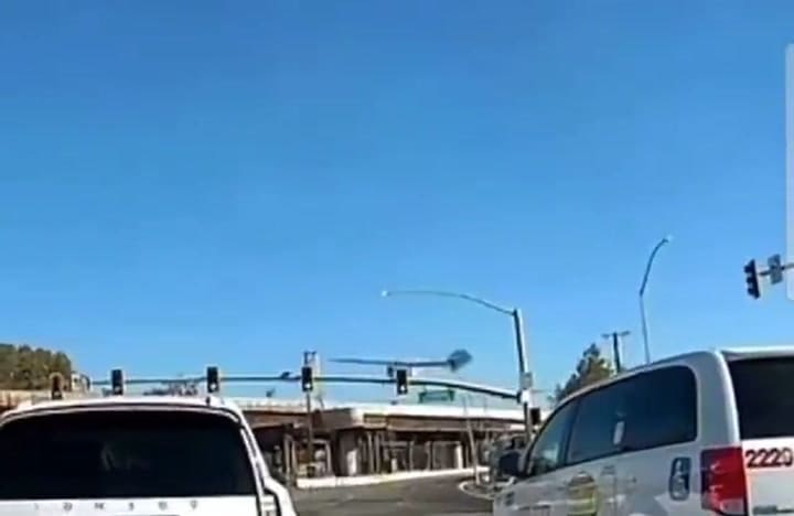 Una avioneta con tres pasajeros se estrelló en una calle concurrida de California