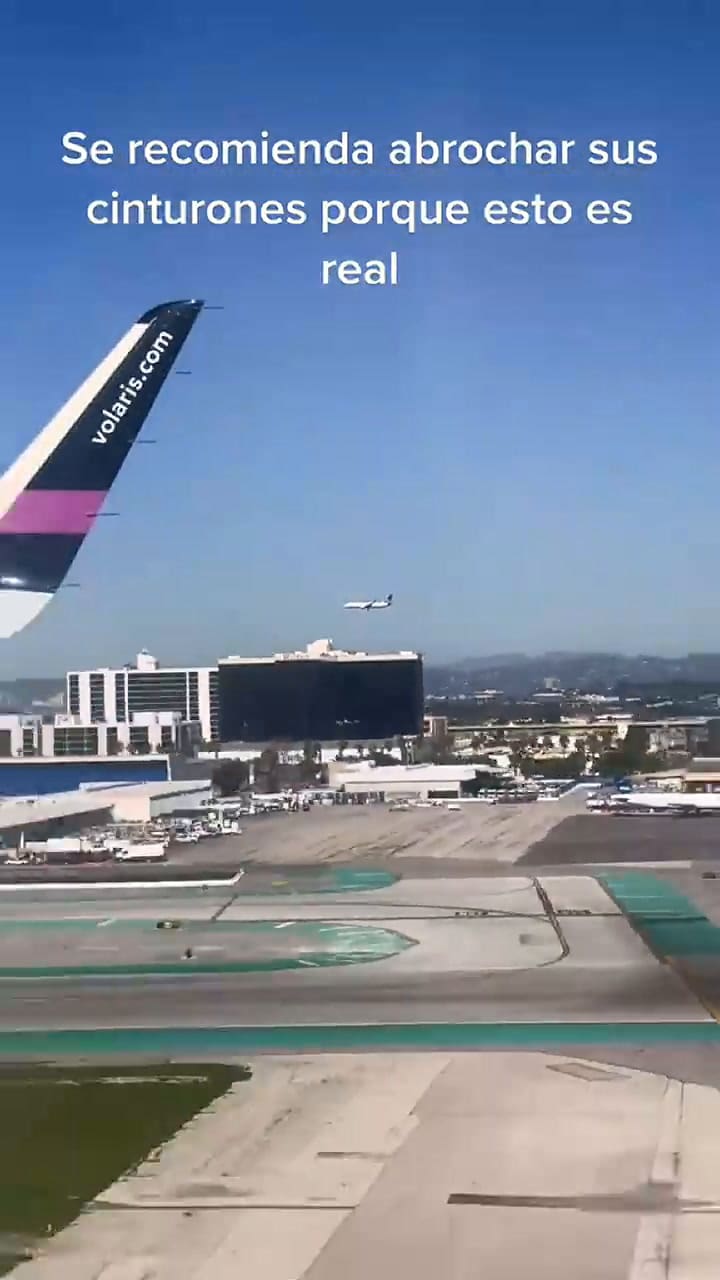 El video muestra a dos aviones que supuestamente están a punto de jugar una 'carrera' en el aire