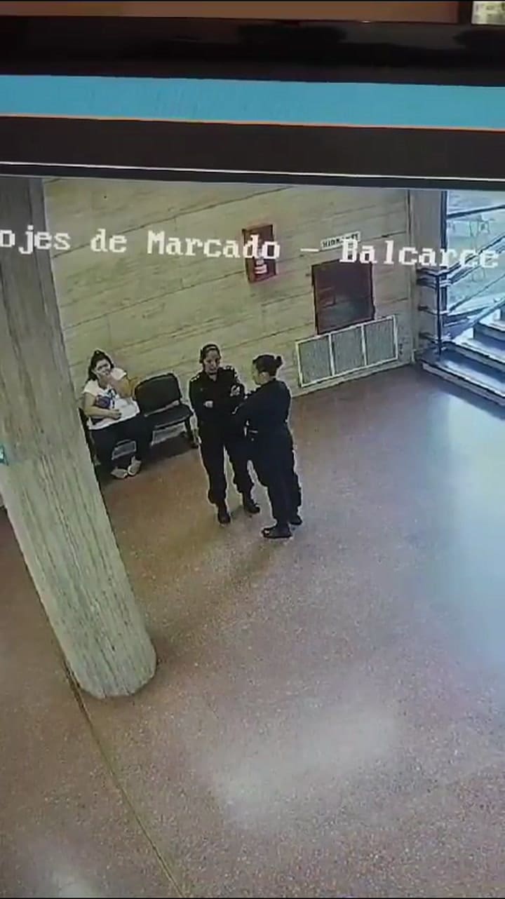 Rosario: una mujer intentó quitarle el arma reglamentaria a una policía y fue reducida por varios agentes