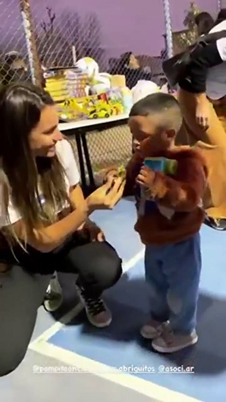 Pampita celebró el Día del Niño en el barrio La Cava