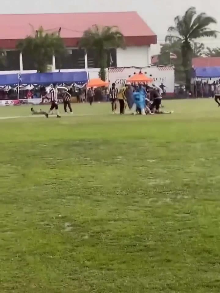Otro futbolista intenta reanimar al joven que fue alcanzado por el rayo