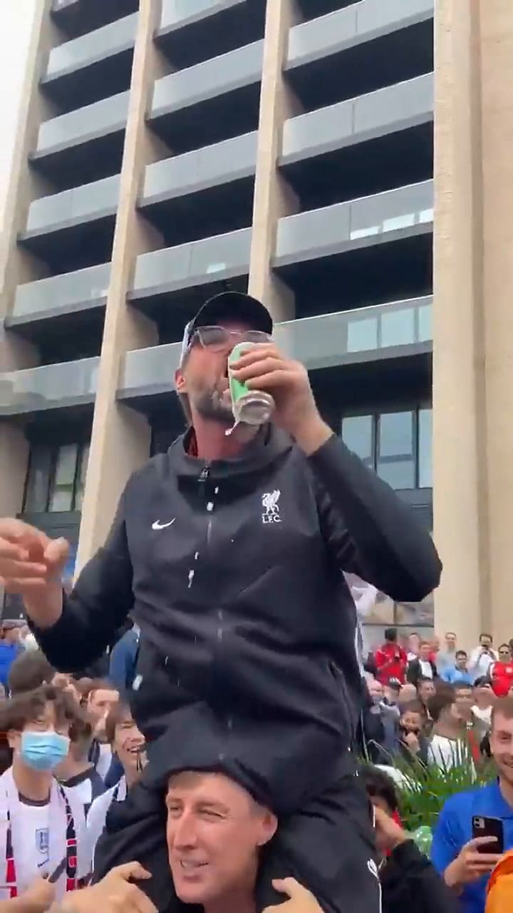 El clon de Jürgen Klopp festeja el triunfo de Inglaterra ante Alemania