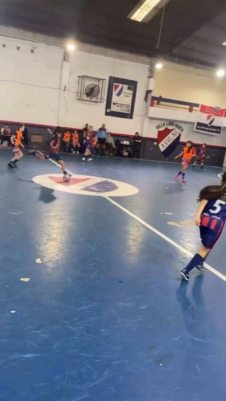 Alma Almaraz jugando al fútbol sala de pequeña
