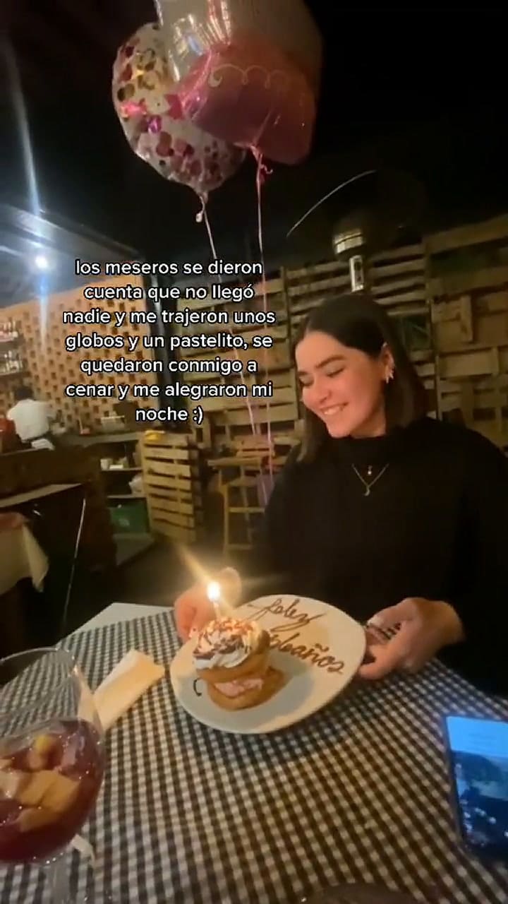 Organizó su cumpleaños en un bar, nadie llegó y terminó celebrando con los mozos