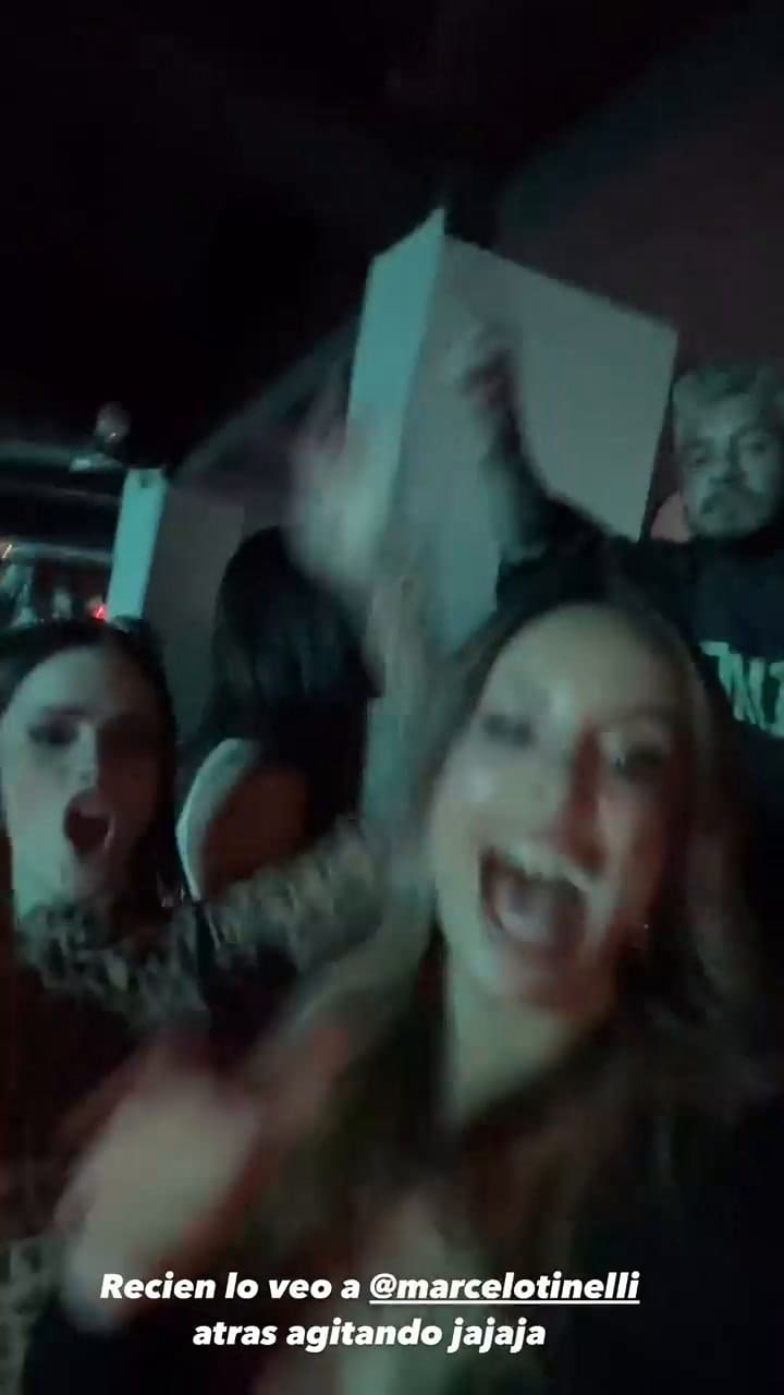 Lourdes Sánchez, Marcelo Tinelli y Sofi Morandi bailando en el concierto de Luis Miguel
