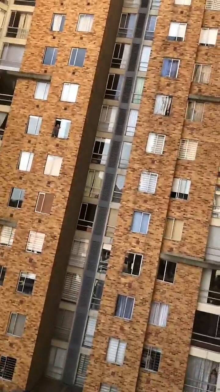El momento en el que tira elementos por el balcón