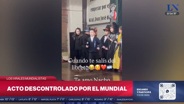 Un nene alento a la seleccion argentina en el acto escolar