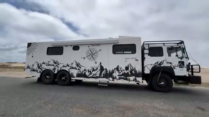 Dejó atrás su vida empresarial para armar un motorhome de lujo y viajar solo: “Para buscar la felicidad tenés que tener libertad y tiempo”
