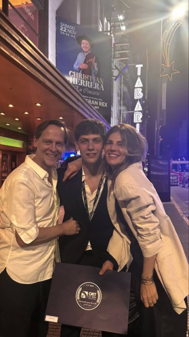 Alejo Martin finalizó el secundario y celebró junto a sus padres (Video: Instagram @natigraciano)