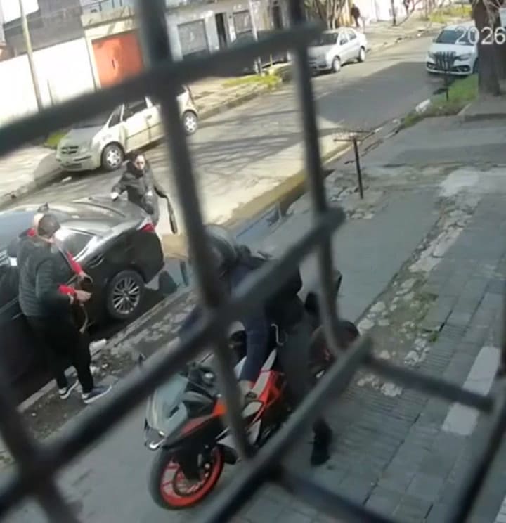 Un policía federal retirado salió en defensa de su mujer y mató a uno de los dos ladrones