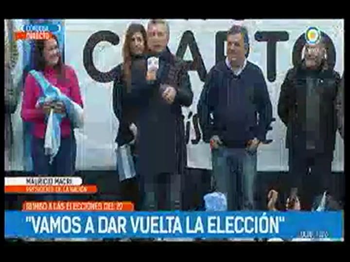 Esta es una abuela rebelde' dijo Macri tras sacarle el celular a una señora - Fuente: TV Pública