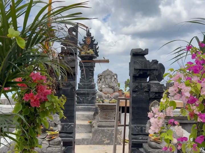 Uno de los templos de Uluwatu que visitó India Arana - @indiarana