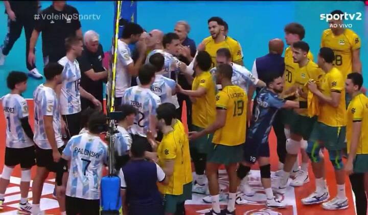 Los seleccionados de vóley de la Argentina y Brasil protagonizaron un momento de tensión tras la final del Campeonato Sudamericano