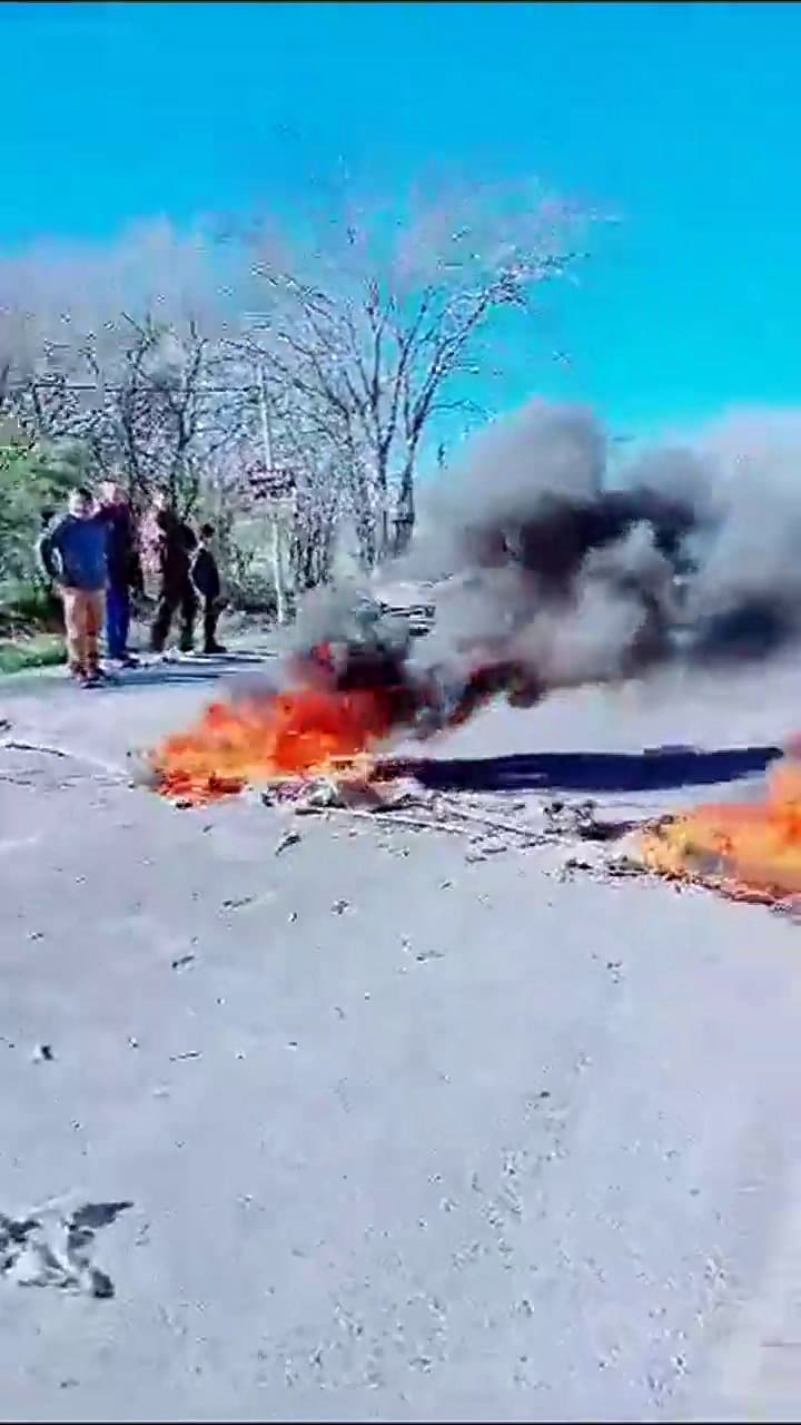 Sigue el corte de vecinos en ruta 11 y 609 tras el accidente fatal en el que una mamá y su hijita