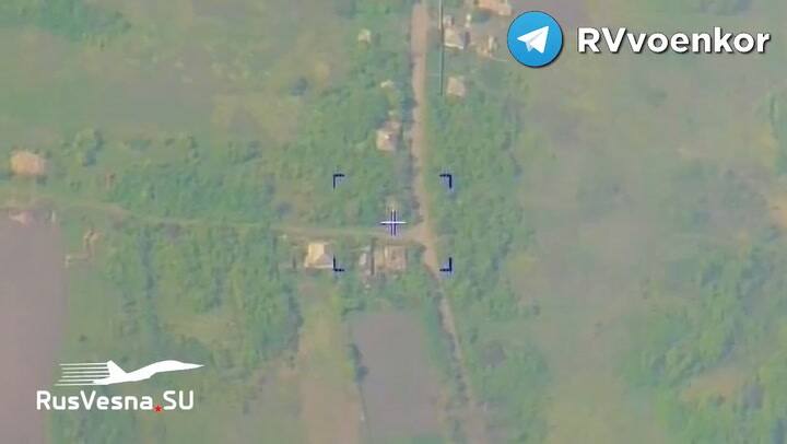 El momento en que un tanque ruso ataca un refugio de militares ucranianos