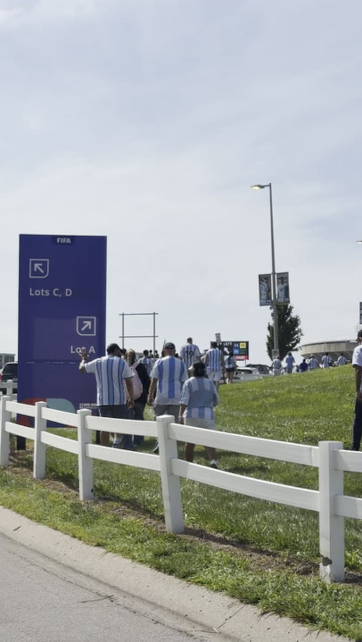 Caos no trânsito e atrasos na entrada do Arrowhead Stadium para assistir à estreia da Argentina (Crédito: Matías Boela)
