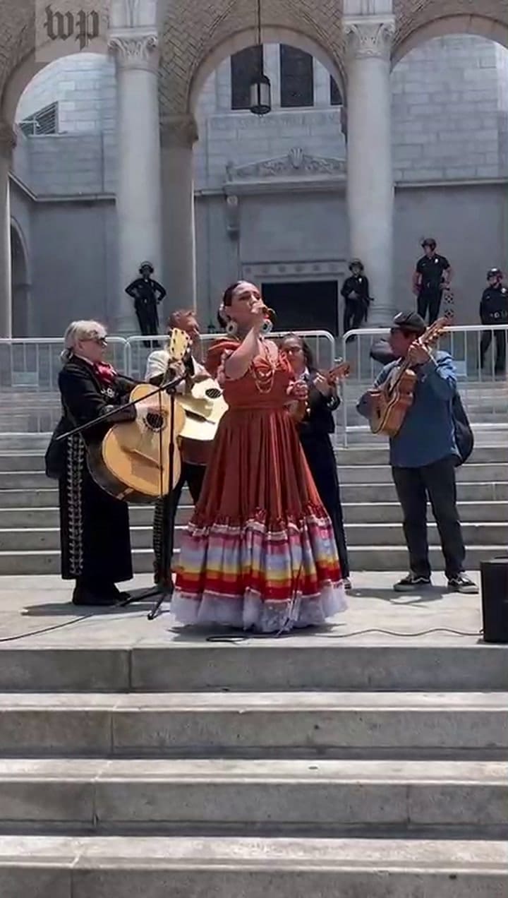 La particular forma de resistencia de los migrantes latinos en California: “¡Viva México, Viva América!”