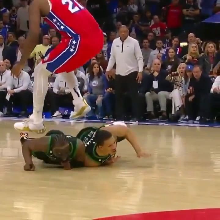 Así fue el terrible pisotón de Embiid a Williams en los playoffs de la NBA