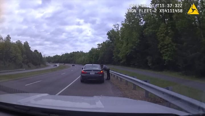 Un policía de Virginia se salvó de ser atropellado por un auto a 120 km/h durante un control