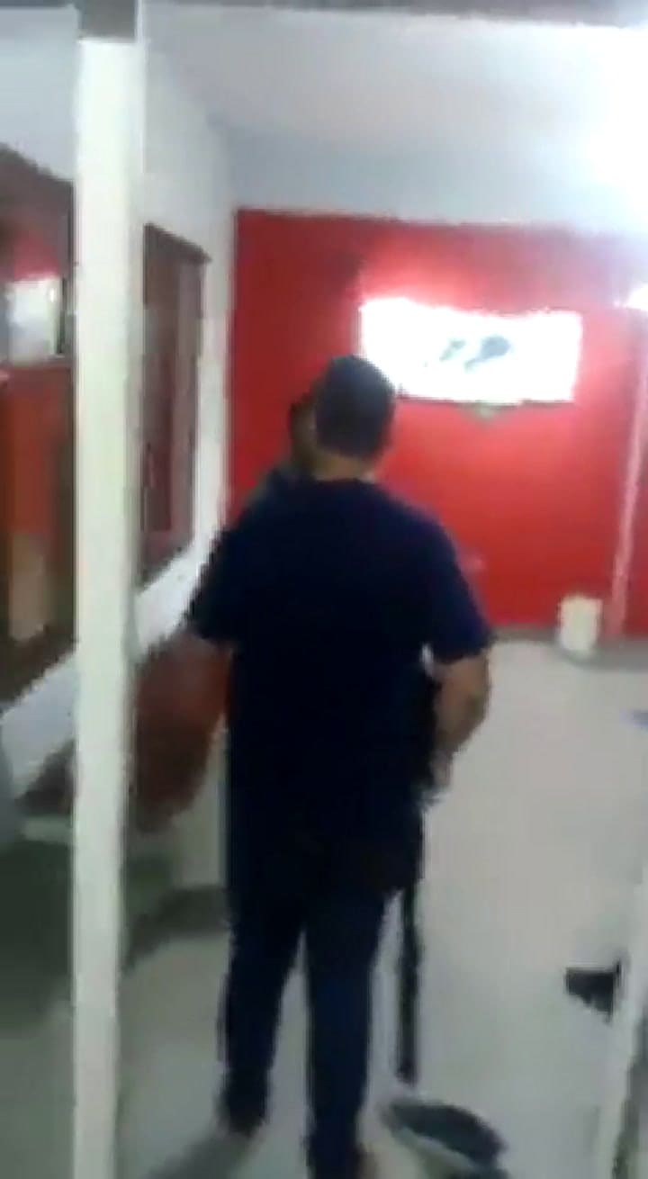 Fue a hacer una denuncia y el subcomisario le disparó con una escopeta