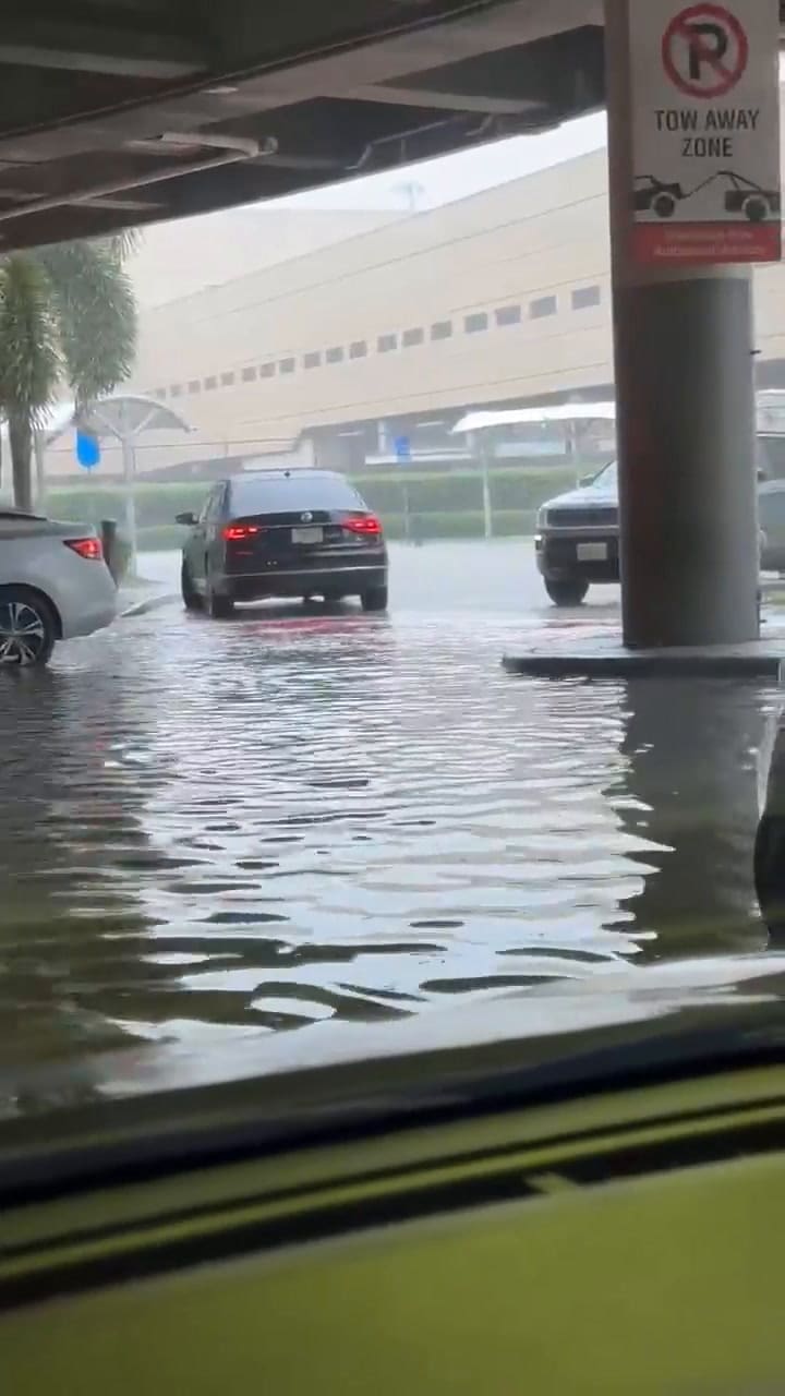 Los viajeros caminaban entre el agua con sus pertenencias