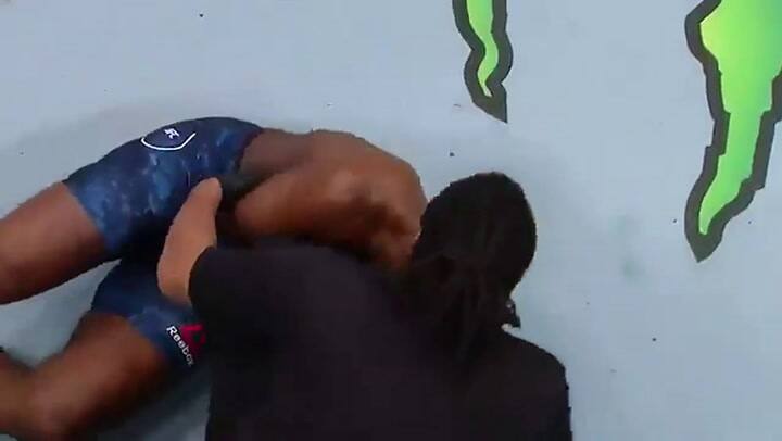 Un luchador de la UFC quedó al borde de la muerte luego de una pelea - Fuente: YouTube