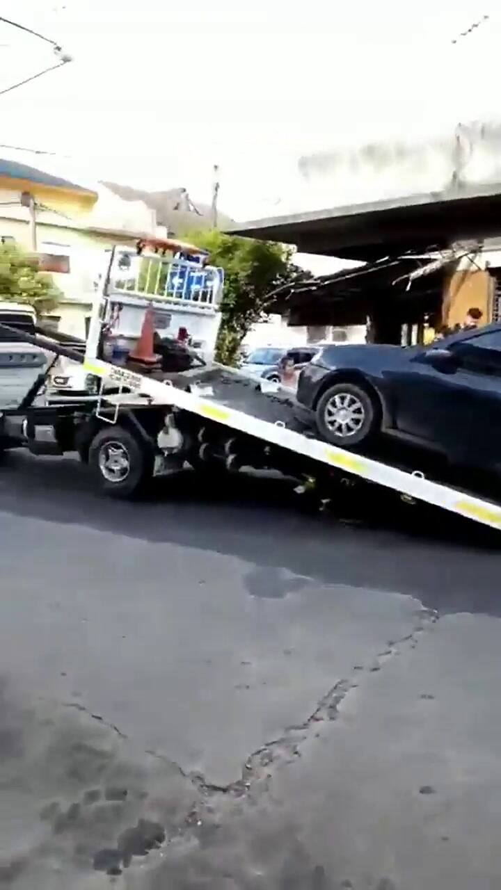 Así trasladaban el vehículo de la víctima de los motochorros - Fuente: Twitter
