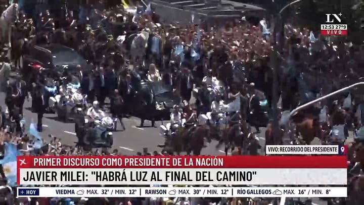 Milei bajo del auto para saludarse con la gente camino a Casa Rosada