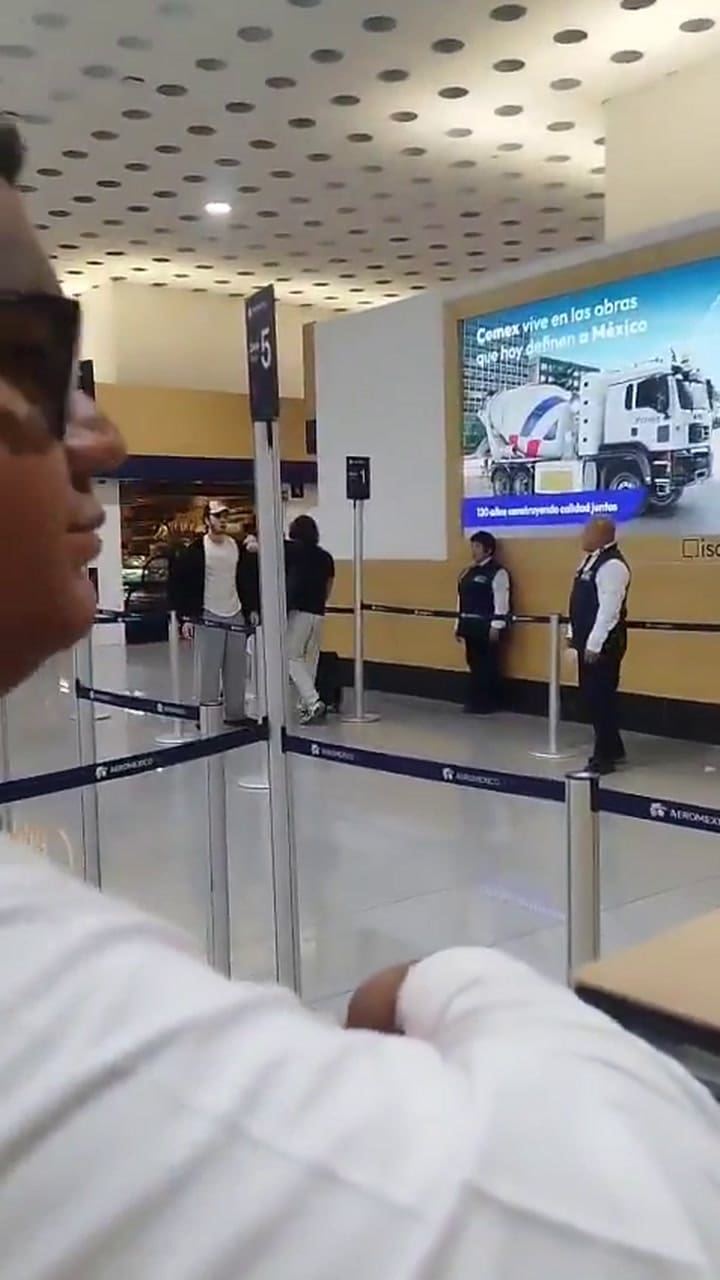 Un grupo de pasajeros fue retirado de un avión y terminó a las piñas con persona de una aerolínea en México