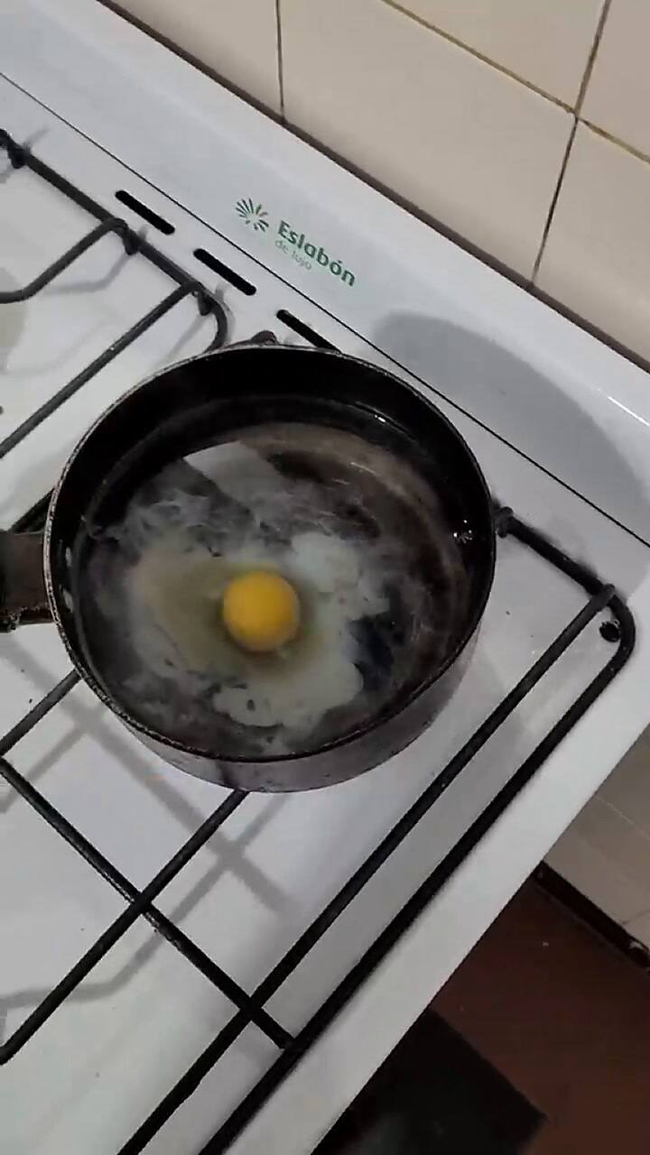Cocinó un huevo duro, pero el resultado lo decepcionó
