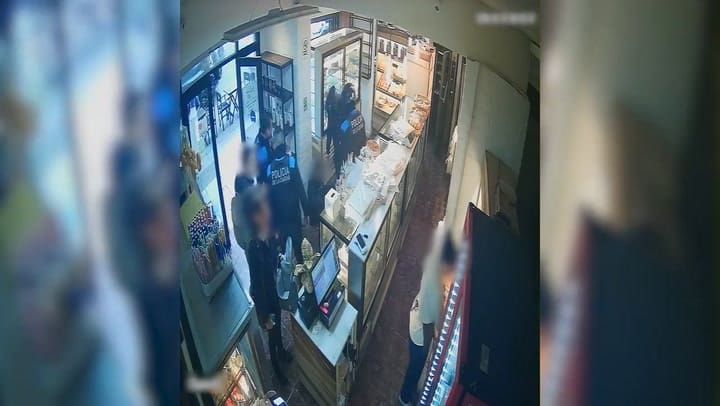 Quiso robar en una librería e intentó esconderse en una panadería