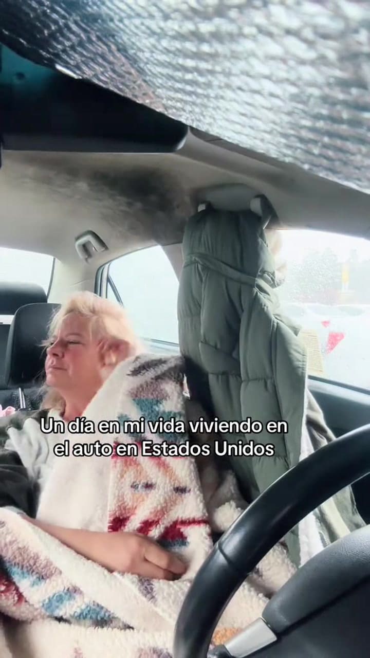 Una mujer vive en su auto en Estados Unidos por los altos precios de los alquileres