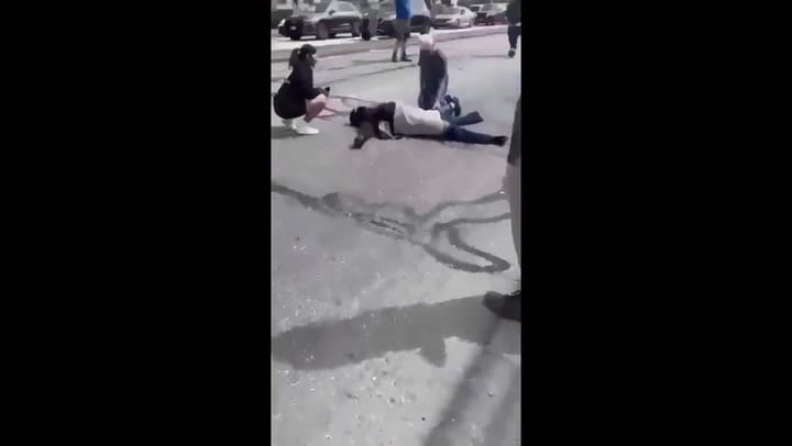 Canadá: chocó contra un auto, salió volando por los aires y su moto terminó colgada de un semáforo