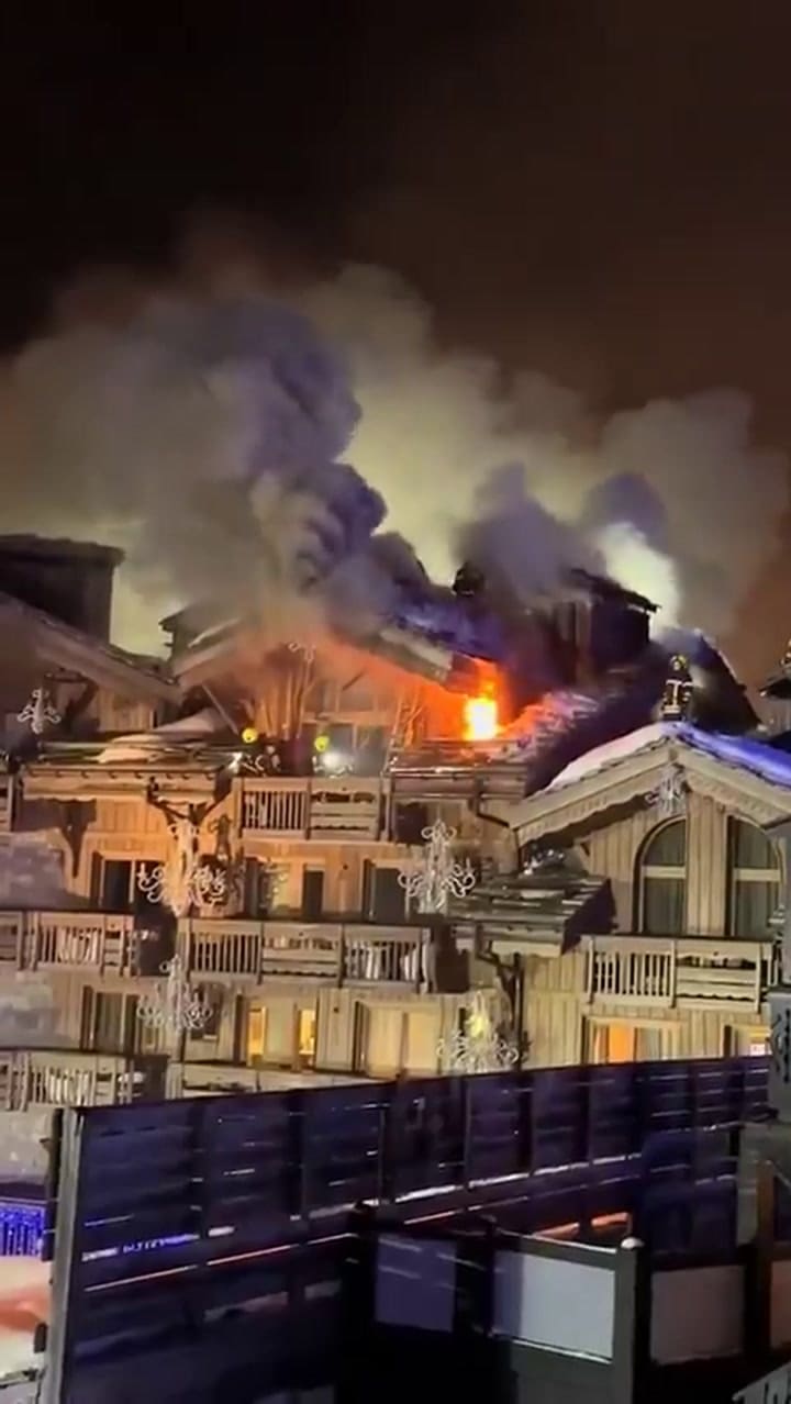 Más de 100 bomberos trabajan en el lugar